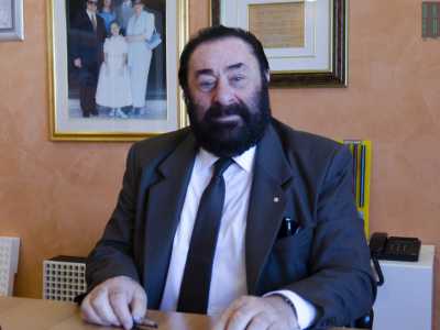 Noi abbiamo appuntamento con Colucci, che incontriamo nel suo studio. Si tratta di un robusto signore con un grande barbone 